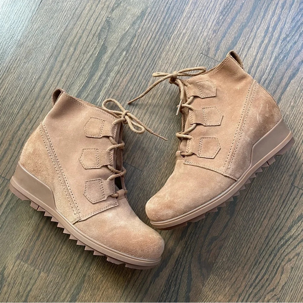 NWOT Sorel Evie Lace Tan Suede Wedge Bootie Waterproof